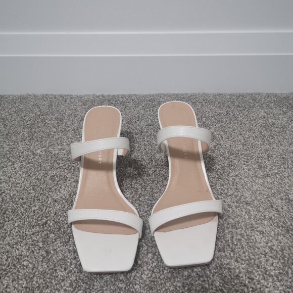 Chinese Laundry White Leather Heeled Sandals - Picture 3 of 6